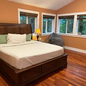 Serene Oasis Getaway With Sauna And A Swim Spa. , Portland United States